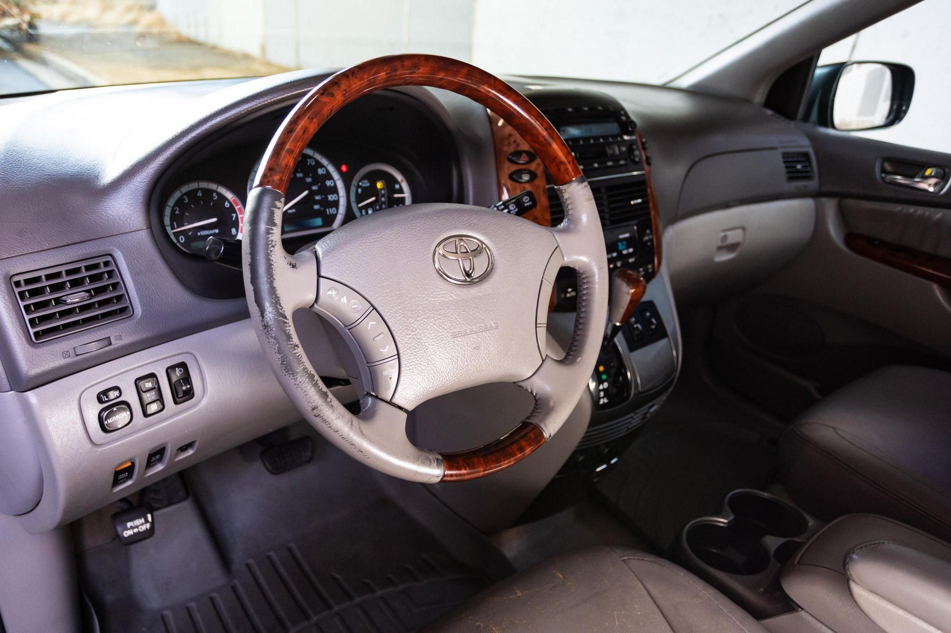 2004 Toyota Sienna XLE Limited AWD 25