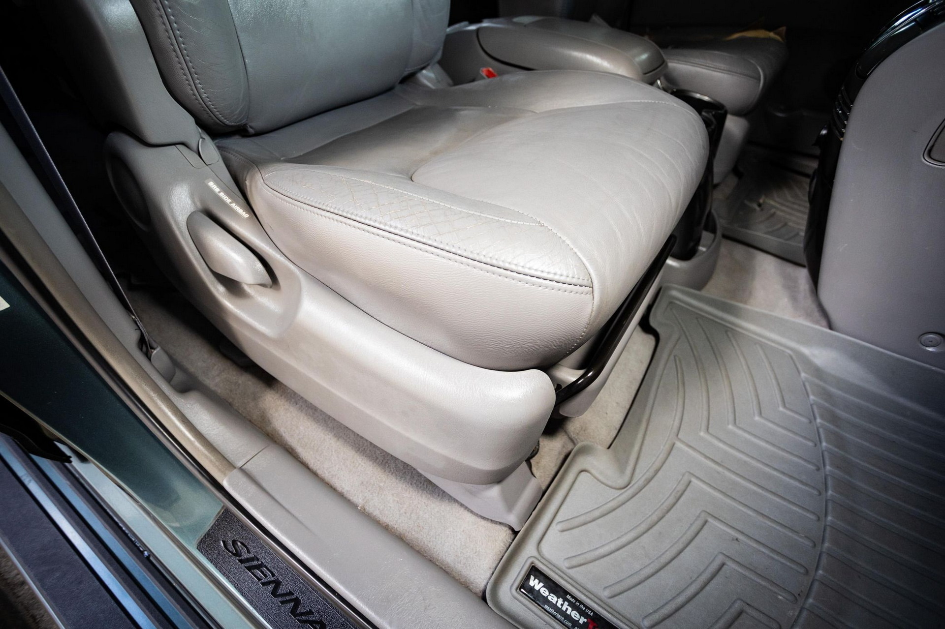2004 Toyota Sienna XLE Limited AWD 33