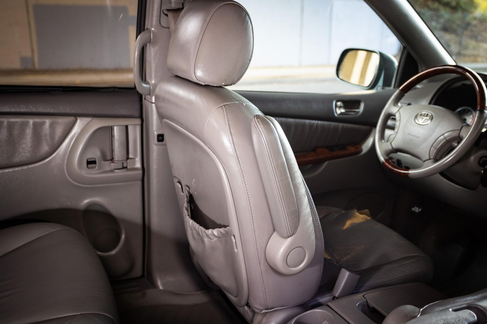 2004 Toyota Sienna XLE Limited AWD 34