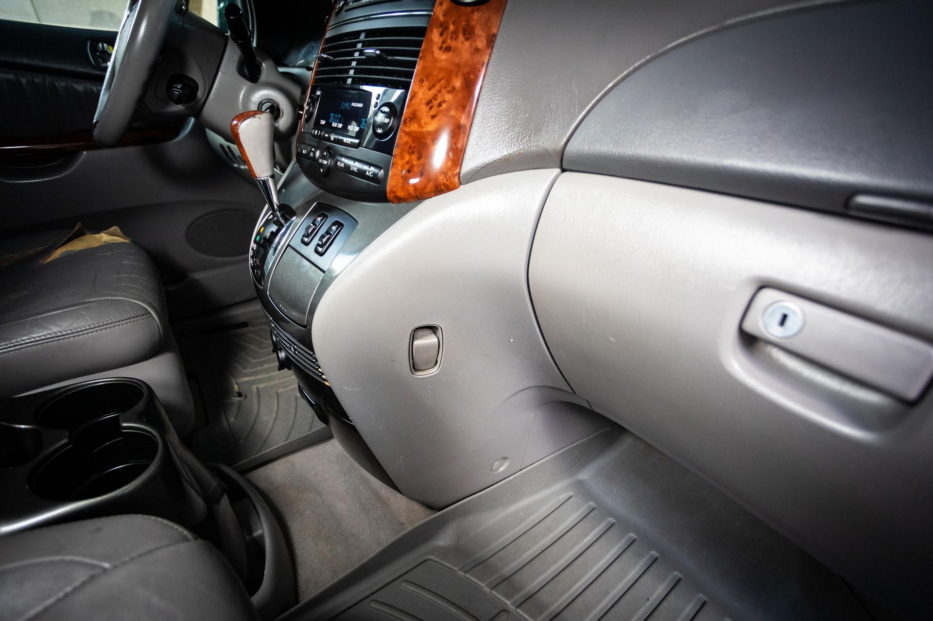 2004 Toyota Sienna XLE Limited AWD 50