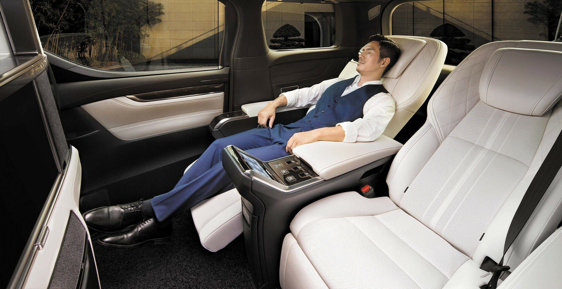 2023 Lexus LM 1