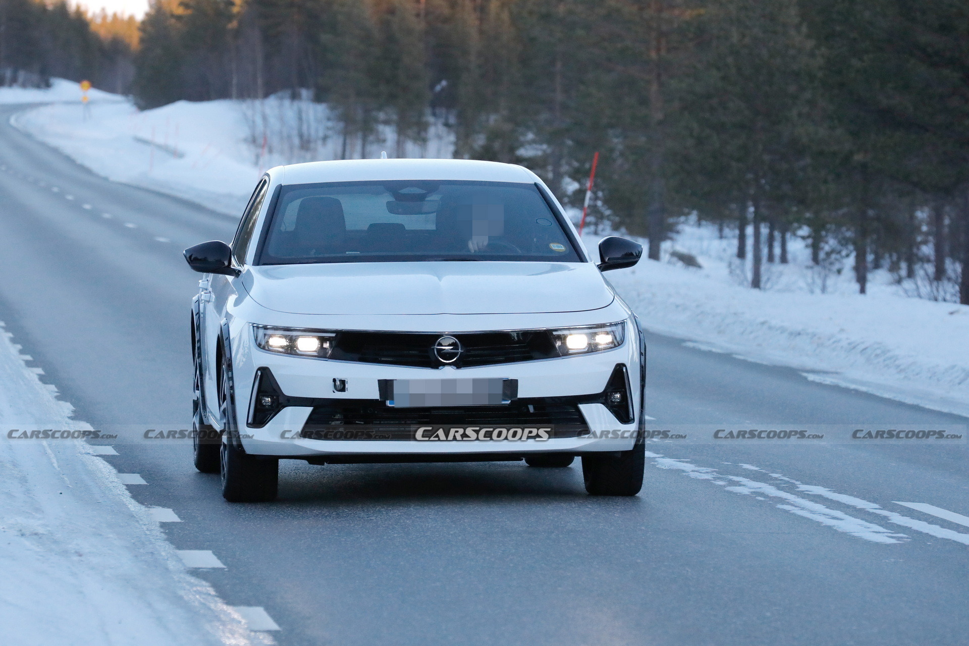 Opel Crossland Mule With Astra Body (1)