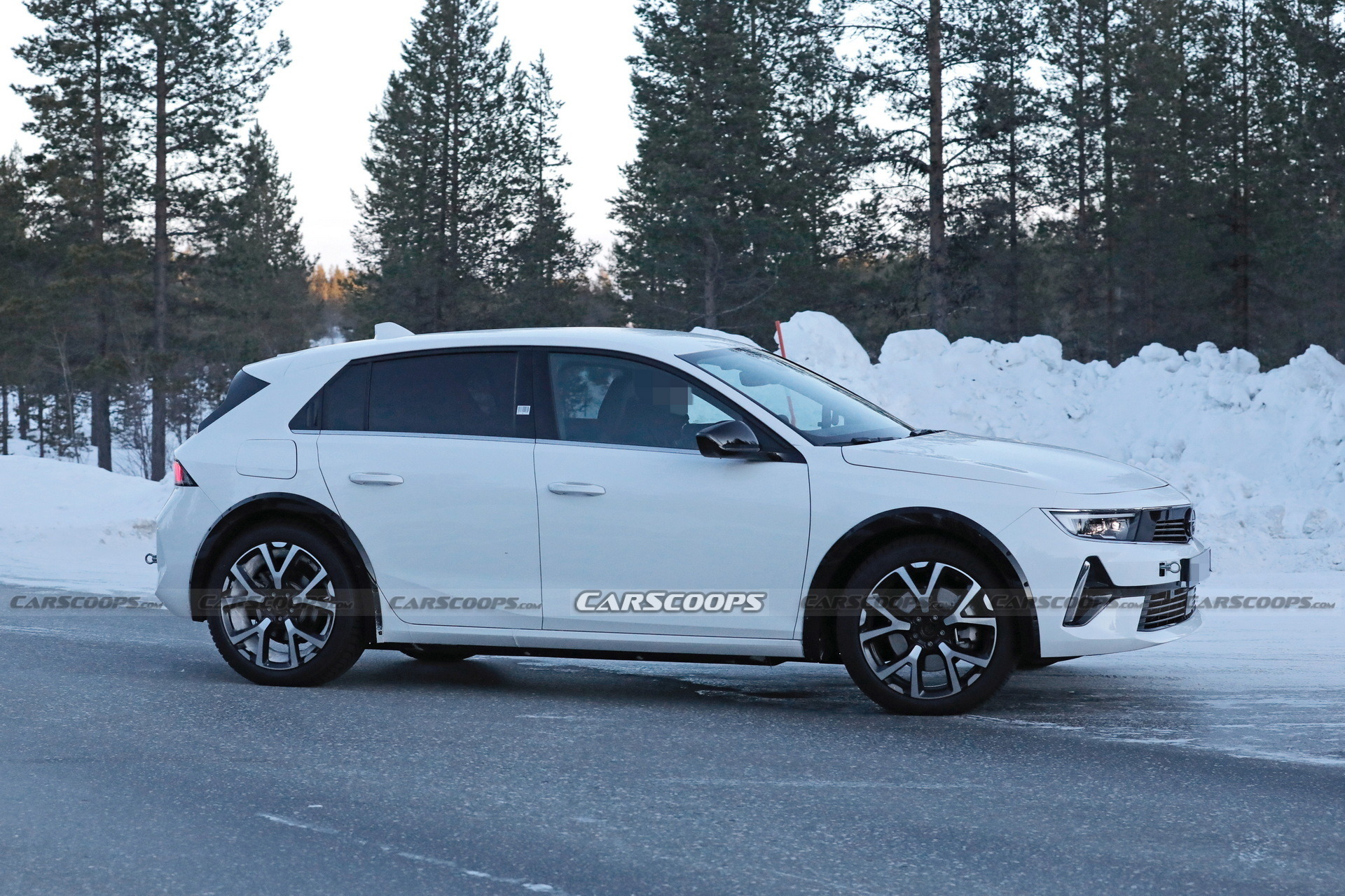 Opel Crossland Mule With Astra Body (5)