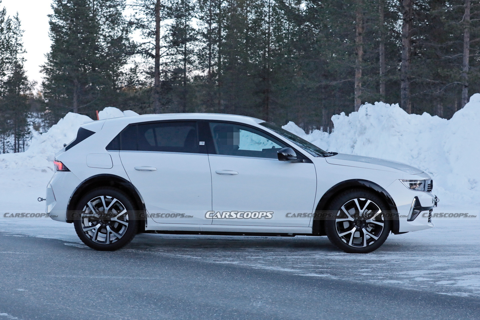 Opel Crossland Mule With Astra Body (6)