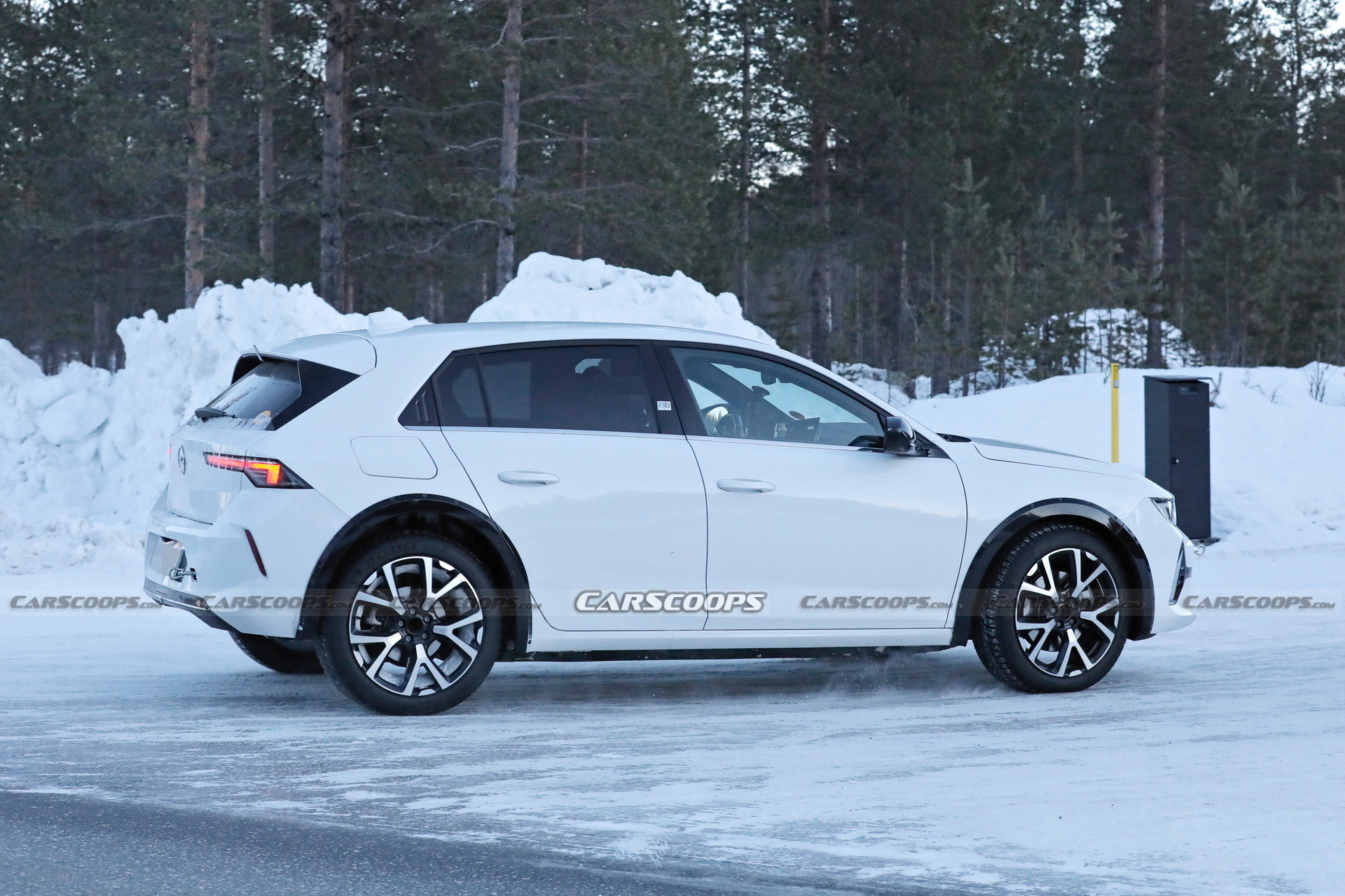 Opel Crossland Mule With Astra Body (7)
