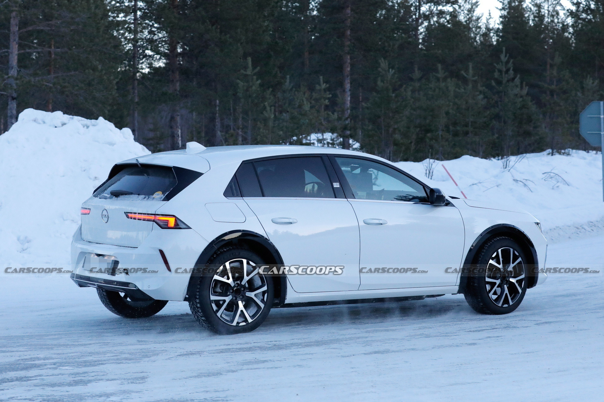 Opel Crossland Mule With Astra Body (8)