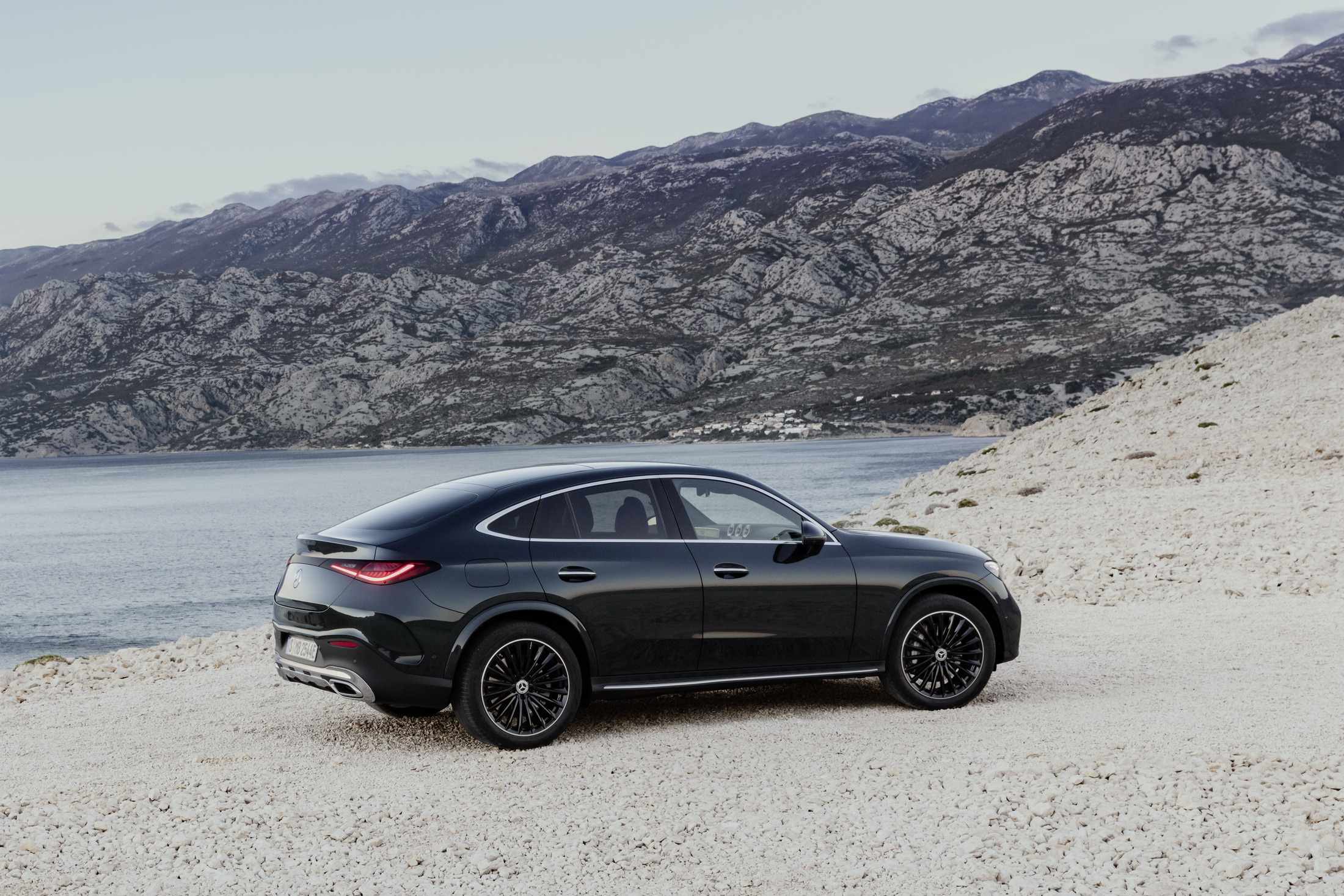 2024-Mercedes-Benz-GLC-Coupe-25