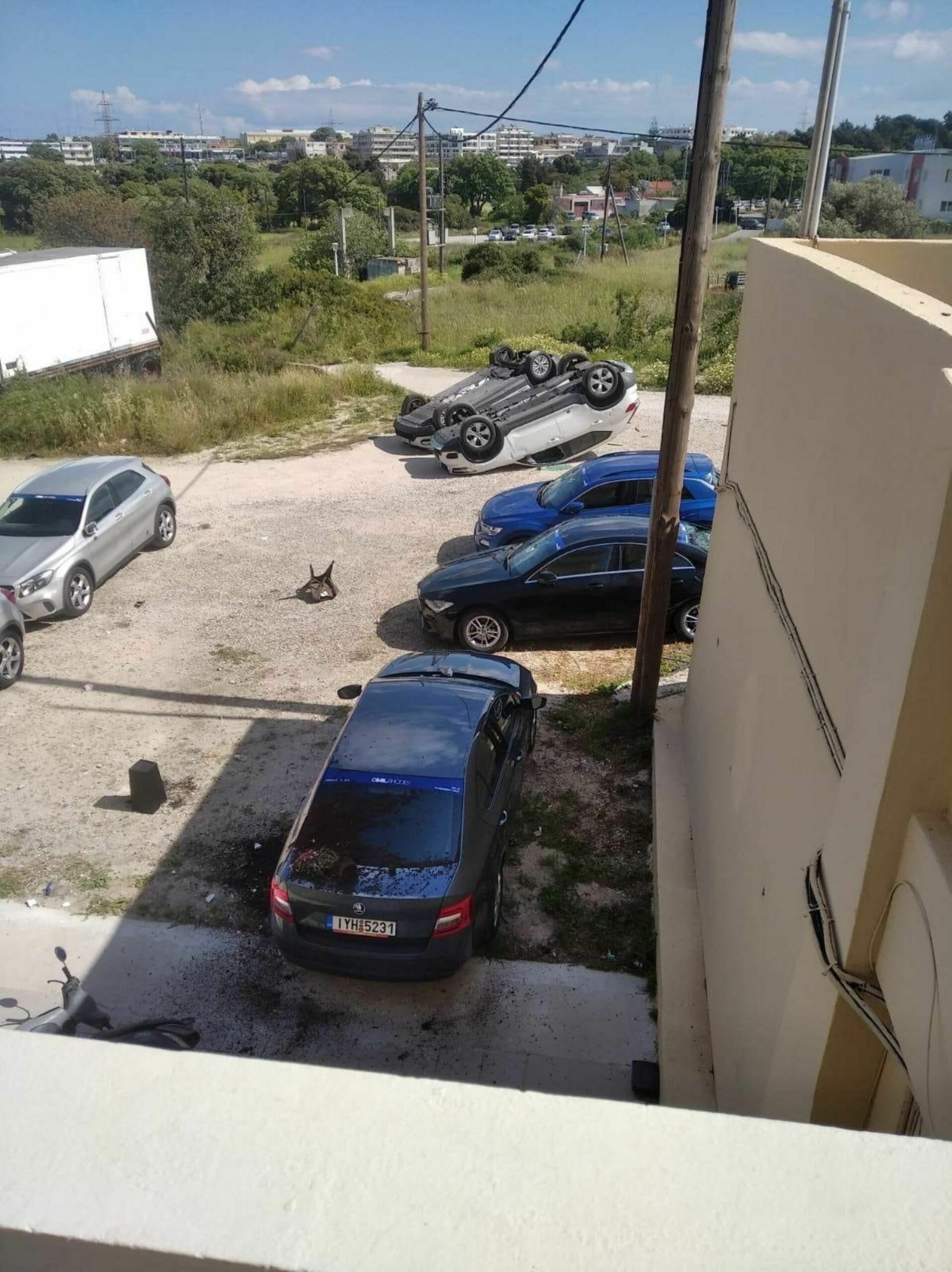 Angry Taxi Drivers Turn Over And Break Uber Cars - Dimokratiki (2)