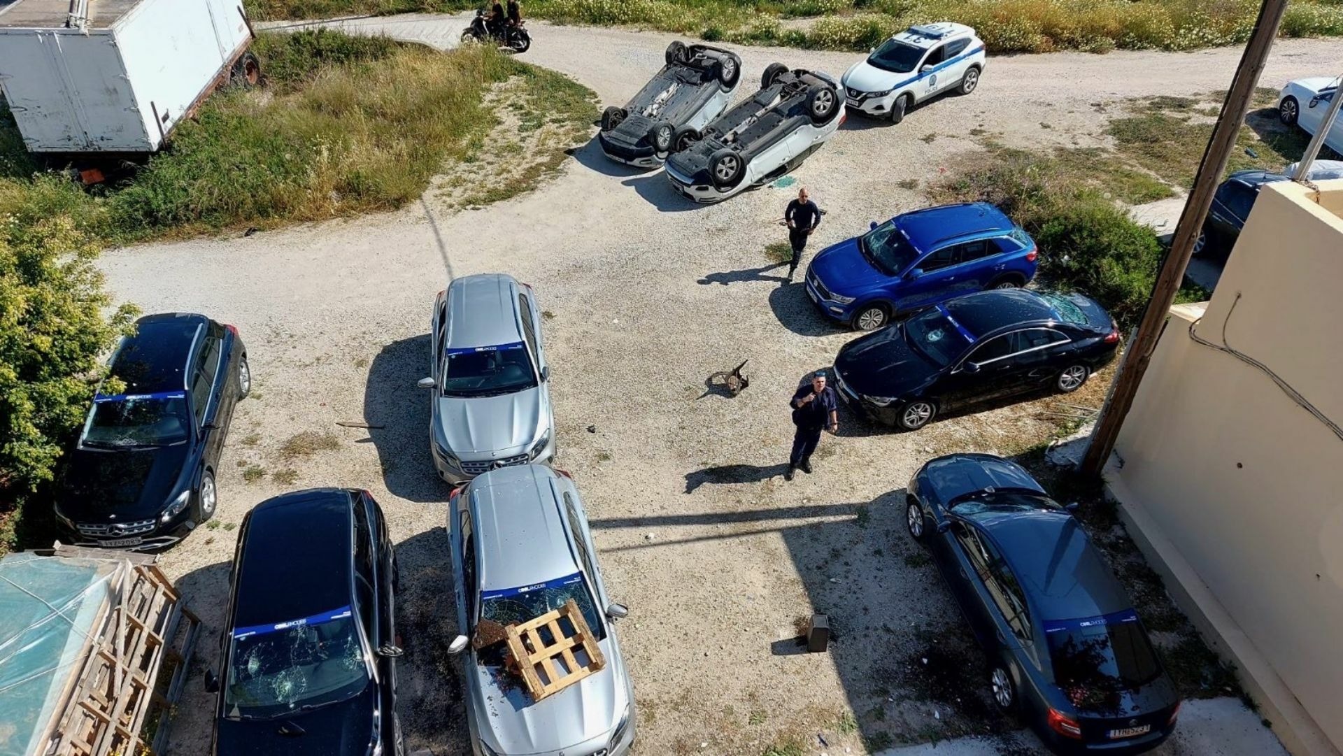 Angry Taxi Drivers Turn Over And Break Uber Cars - Dimokratiki (4)