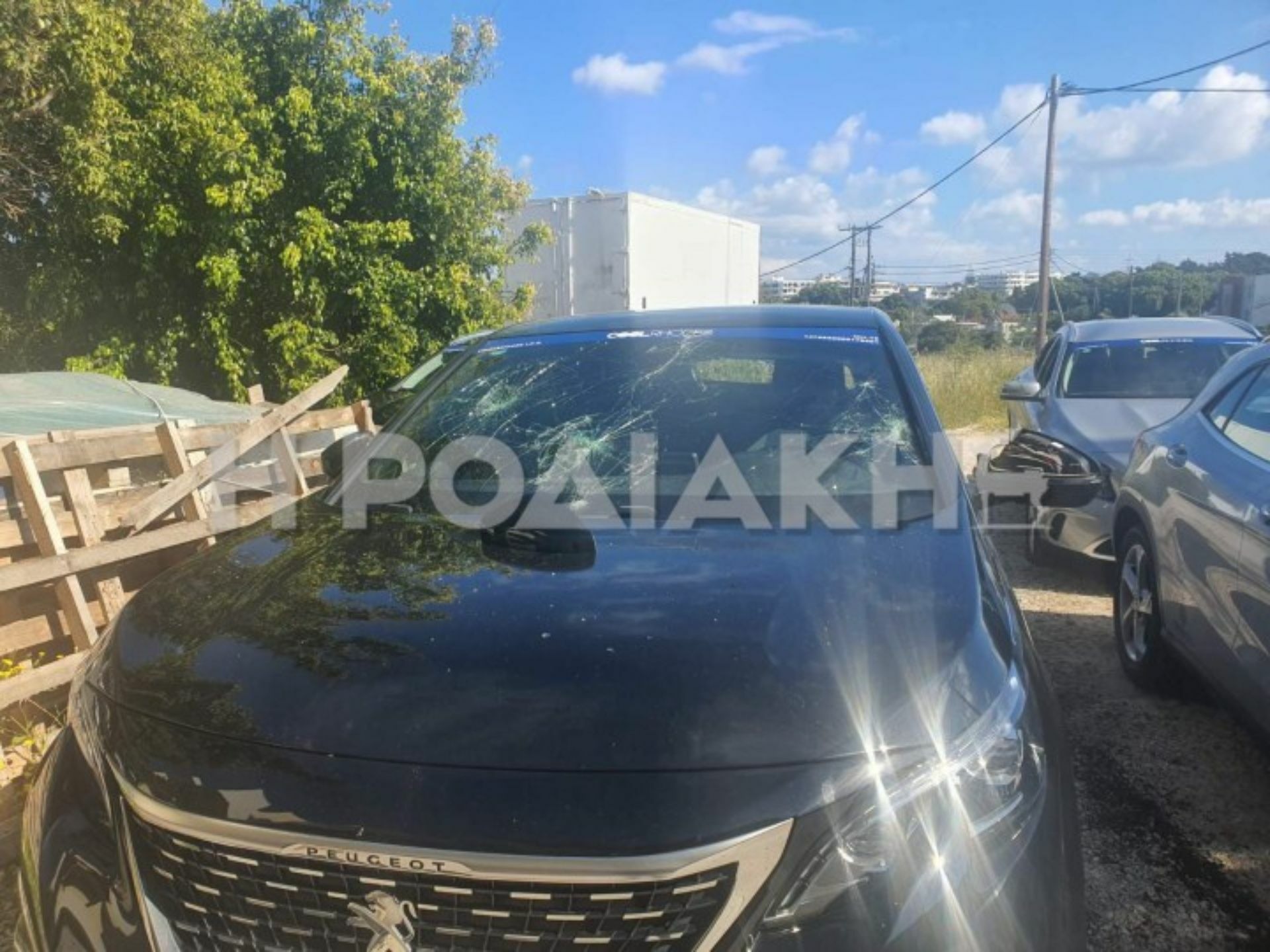Angry Taxi Drivers Turn Over And Break Uber Cars - Rodiaki (4)