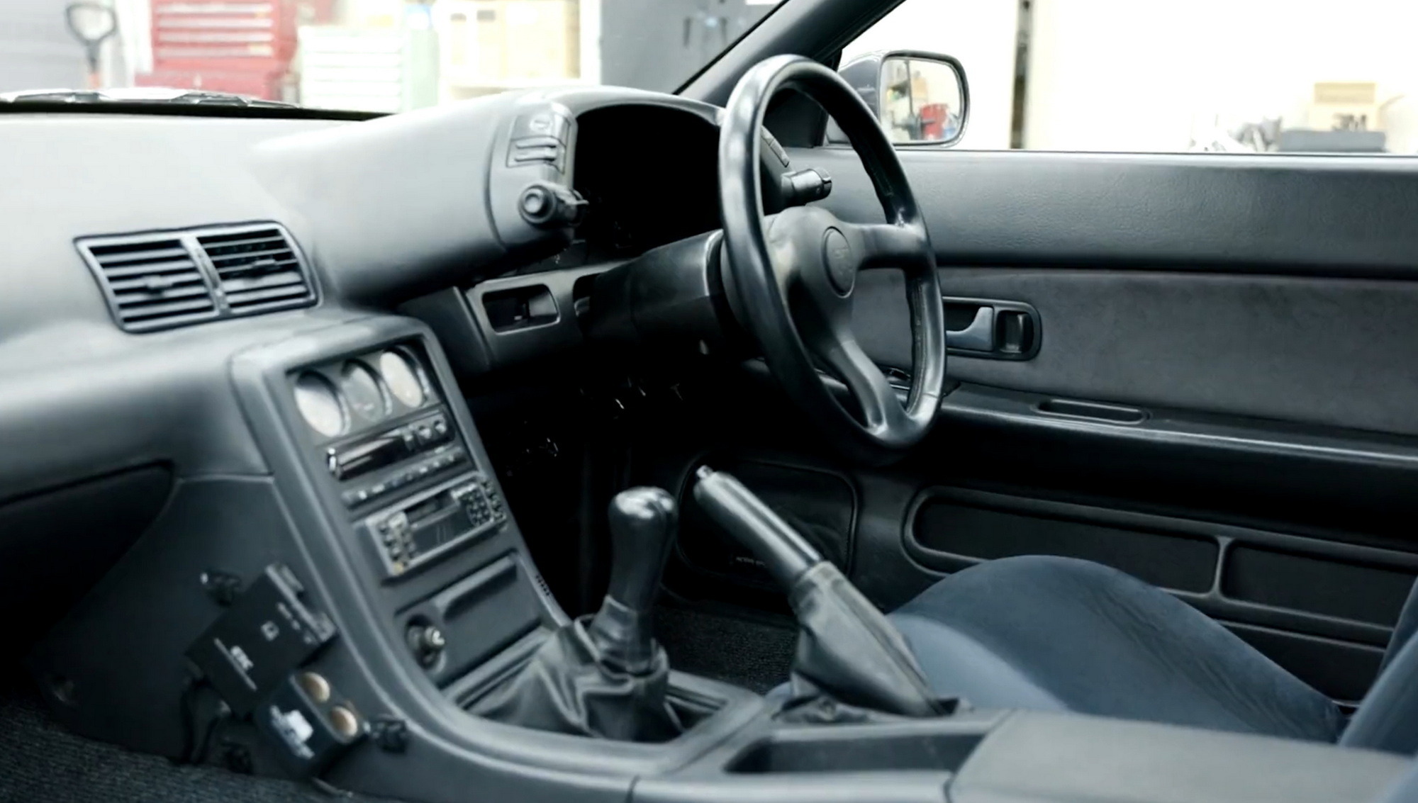 TW 1990 Nissan Skyline GT-R 2