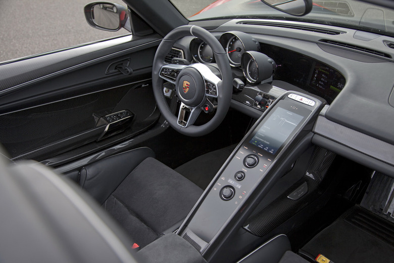 pORSCHE 918 sPYDER INTR4