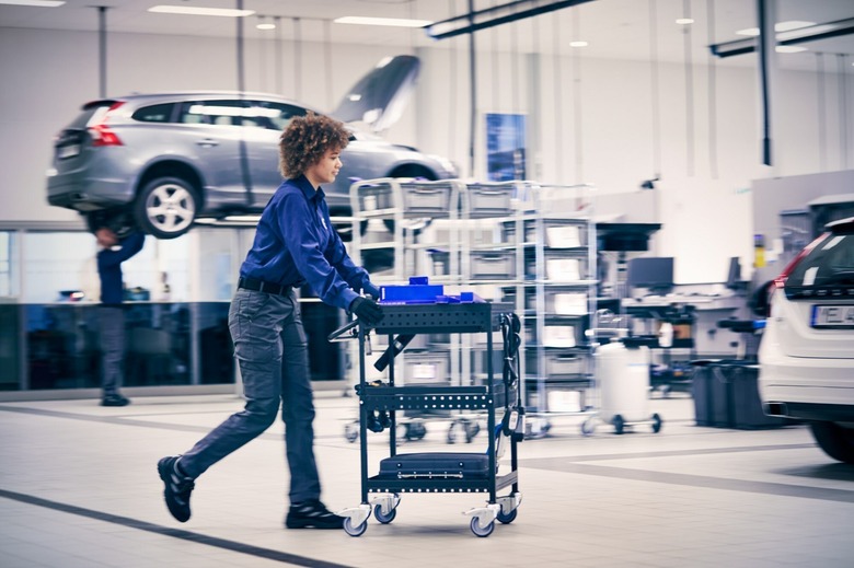 270652_Volvo_Car_USA_lowers_student_debt_for_new_auto_service_technicians