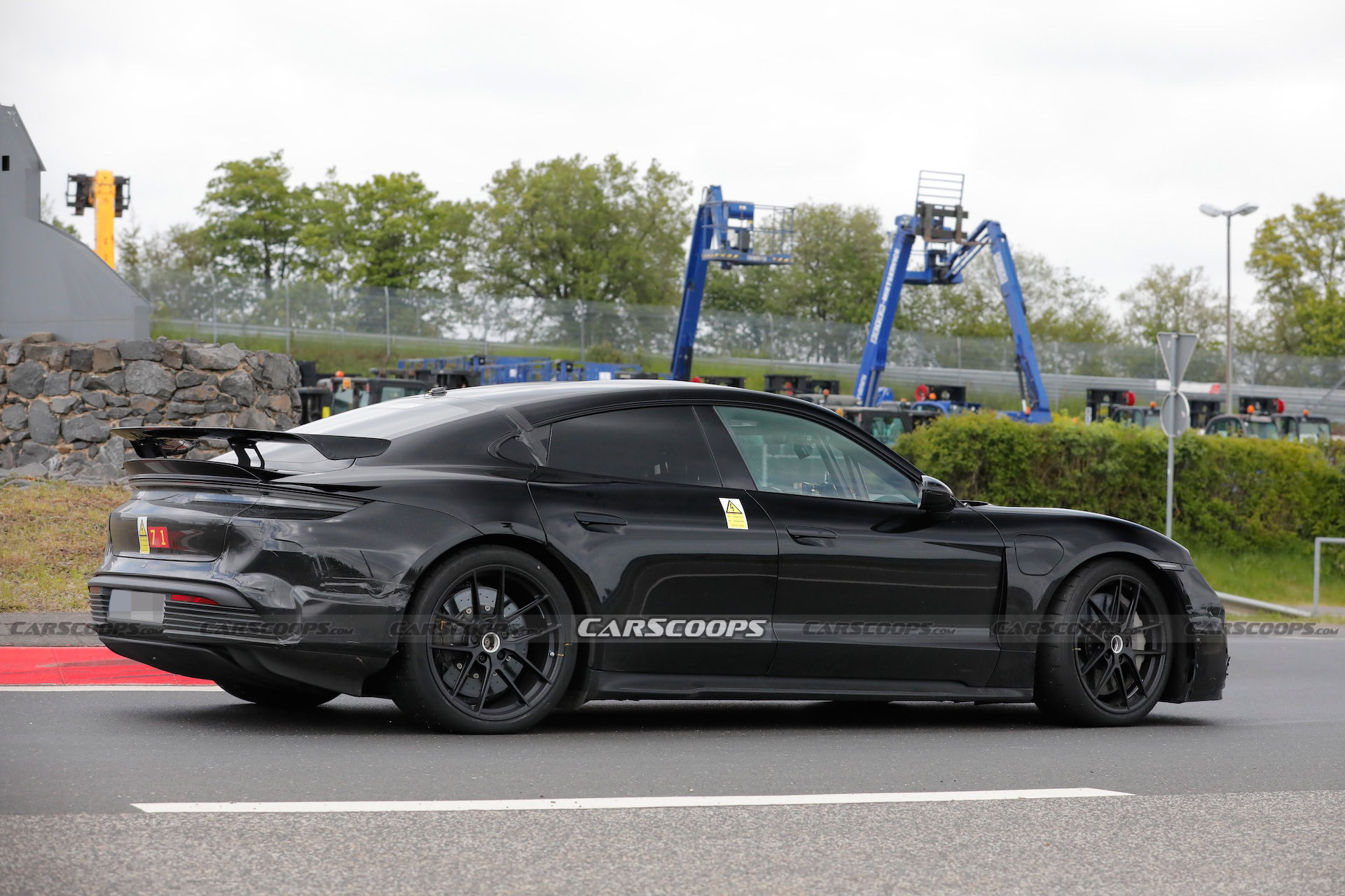 Porsche Taycan scoop 00005