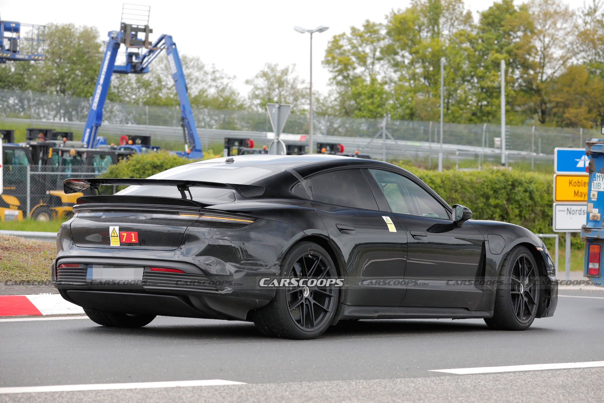 Porsche Taycan scoop 00006
