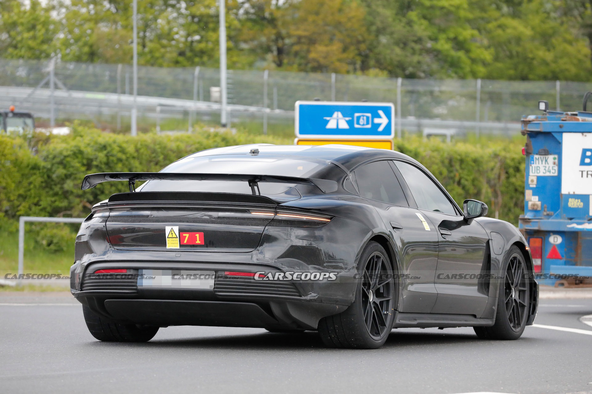 Porsche Taycan scoop 00007