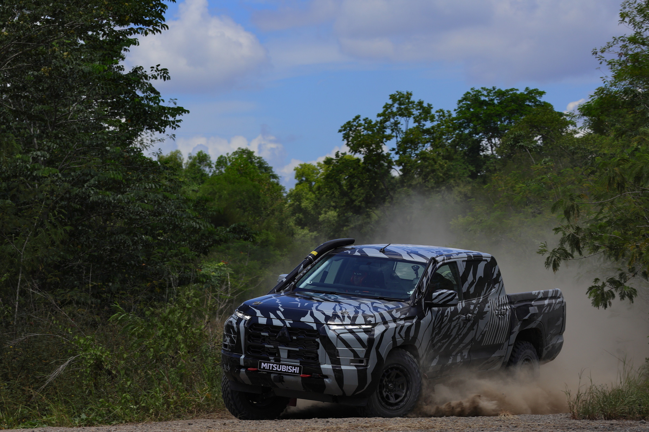 Mitsubishi Triton AXCR 2023 Preview (2)