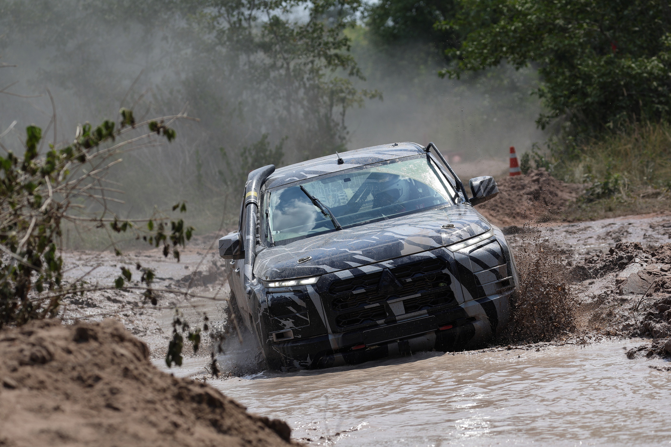 Mitsubishi Triton AXCR 2023 Preview (5)