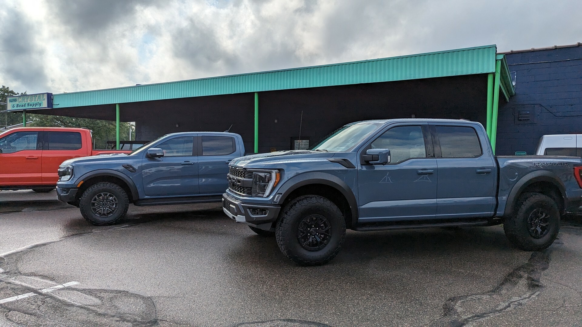 2024 Ford Ranger Raptor vs F-150 Raptor MG CarScoops 1