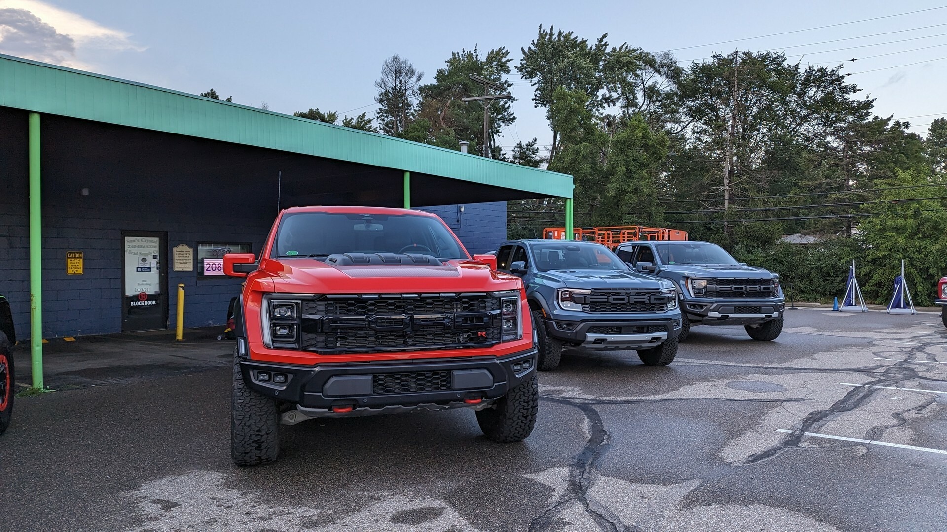 2024 Ford Ranger Raptor vs F-150 Raptor MG CarScoops 6