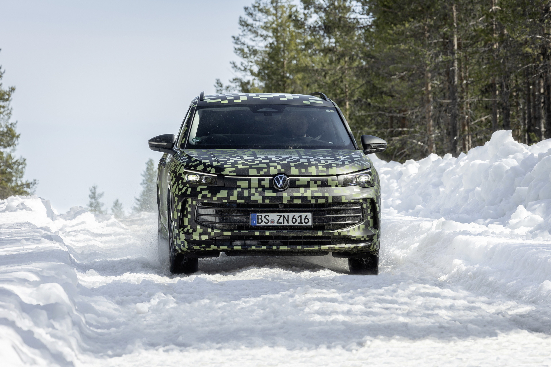 VW Tiguan Official Teaser (1)