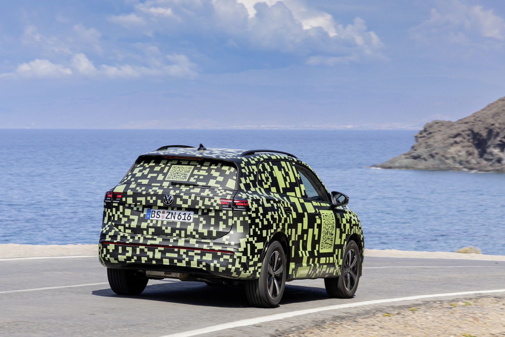 VW Tiguan Official Teaser (12)
