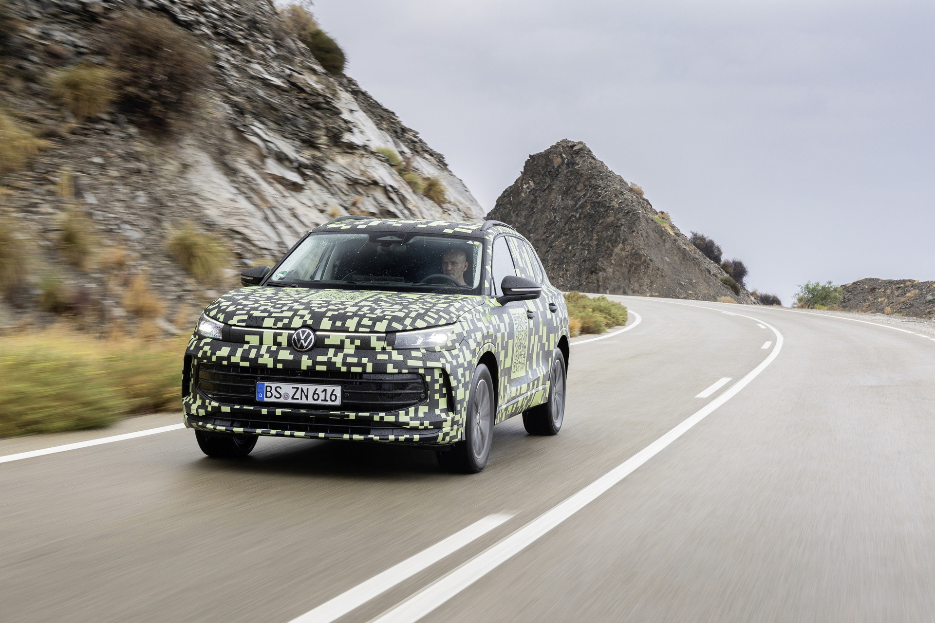 VW Tiguan Official Teaser (13)