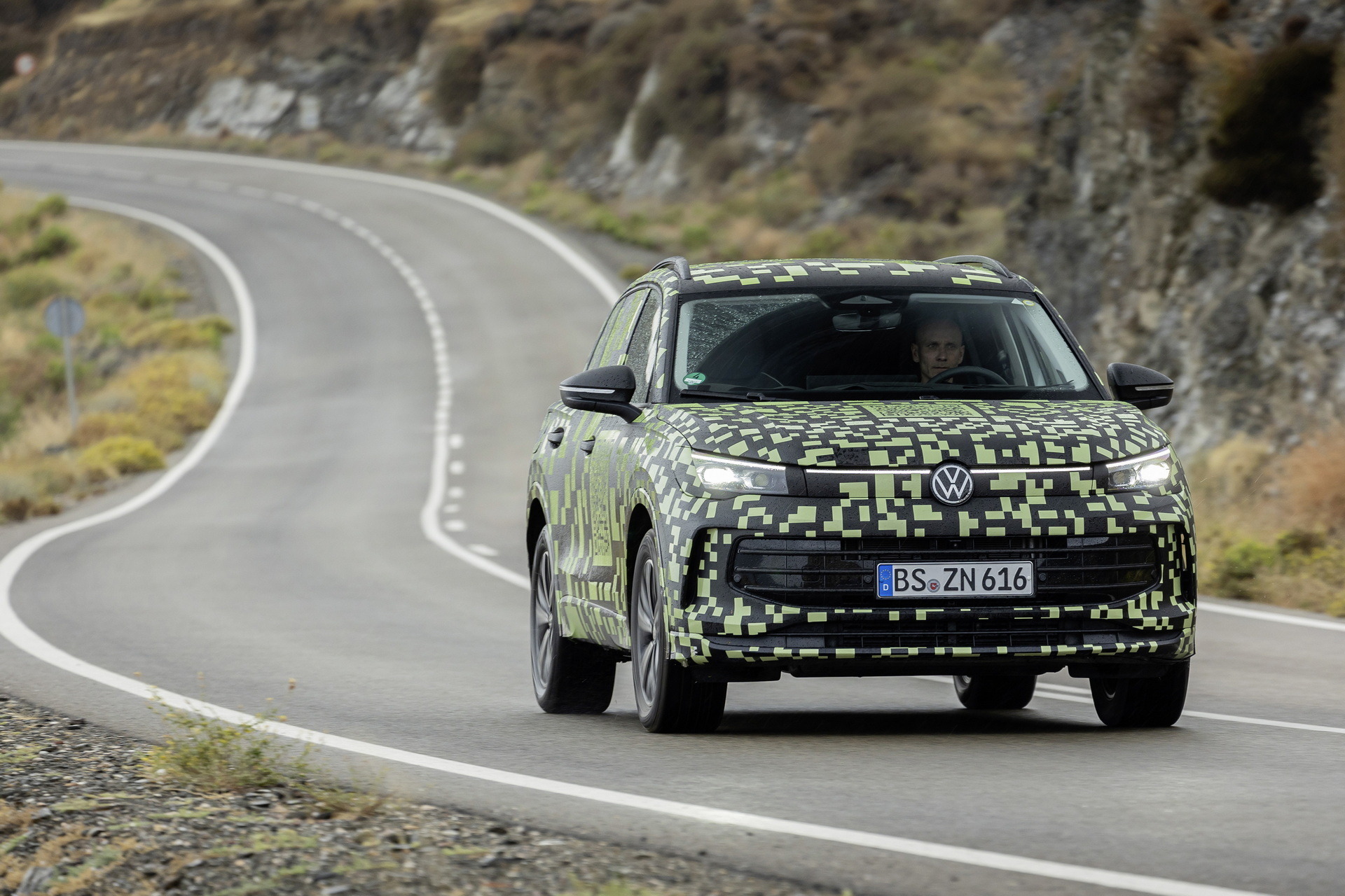 VW Tiguan Official Teaser (16)