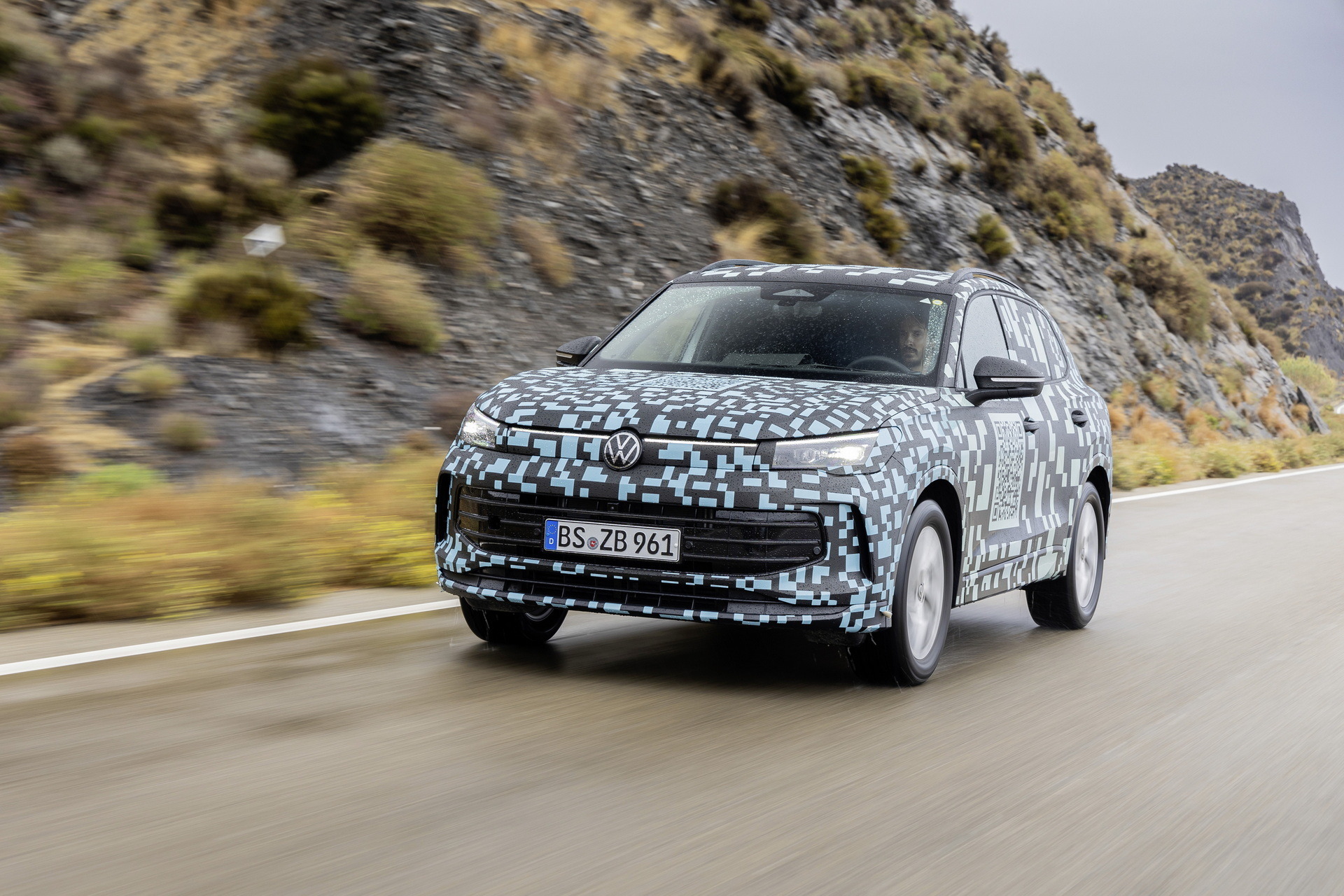 VW Tiguan Official Teaser (18)
