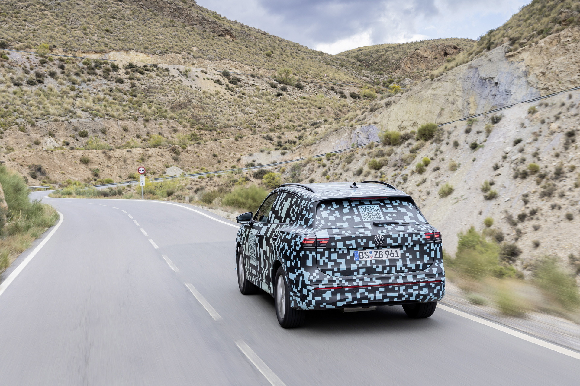 VW Tiguan Official Teaser (19)