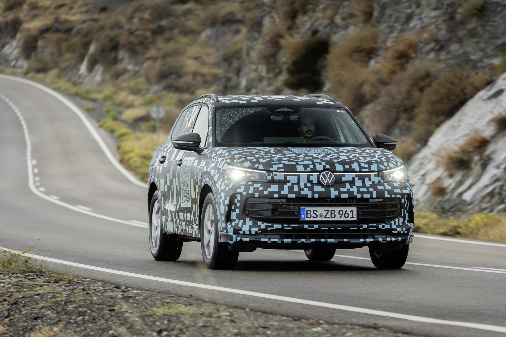 VW Tiguan Official Teaser (21)
