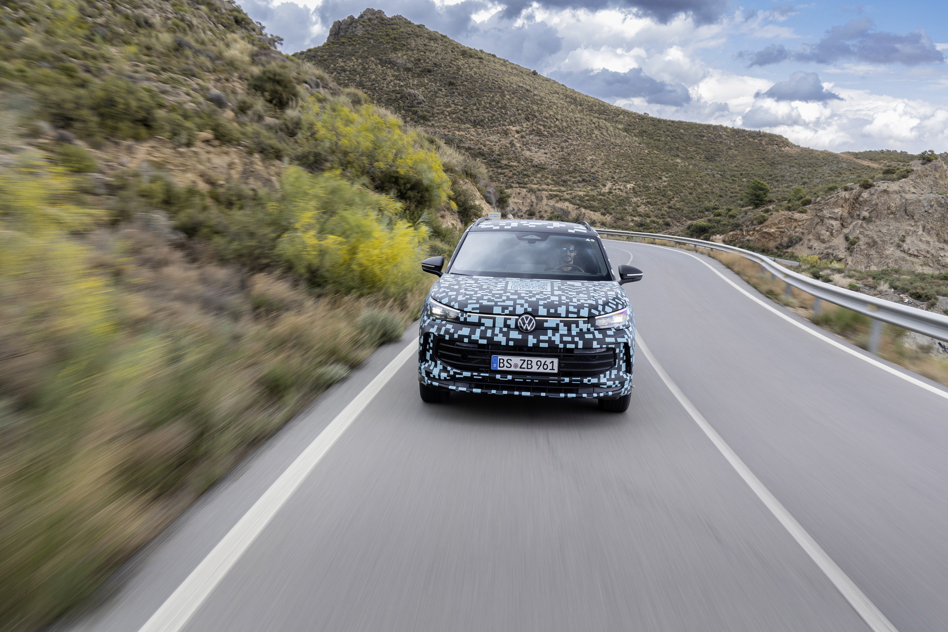 VW Tiguan Official Teaser (23)