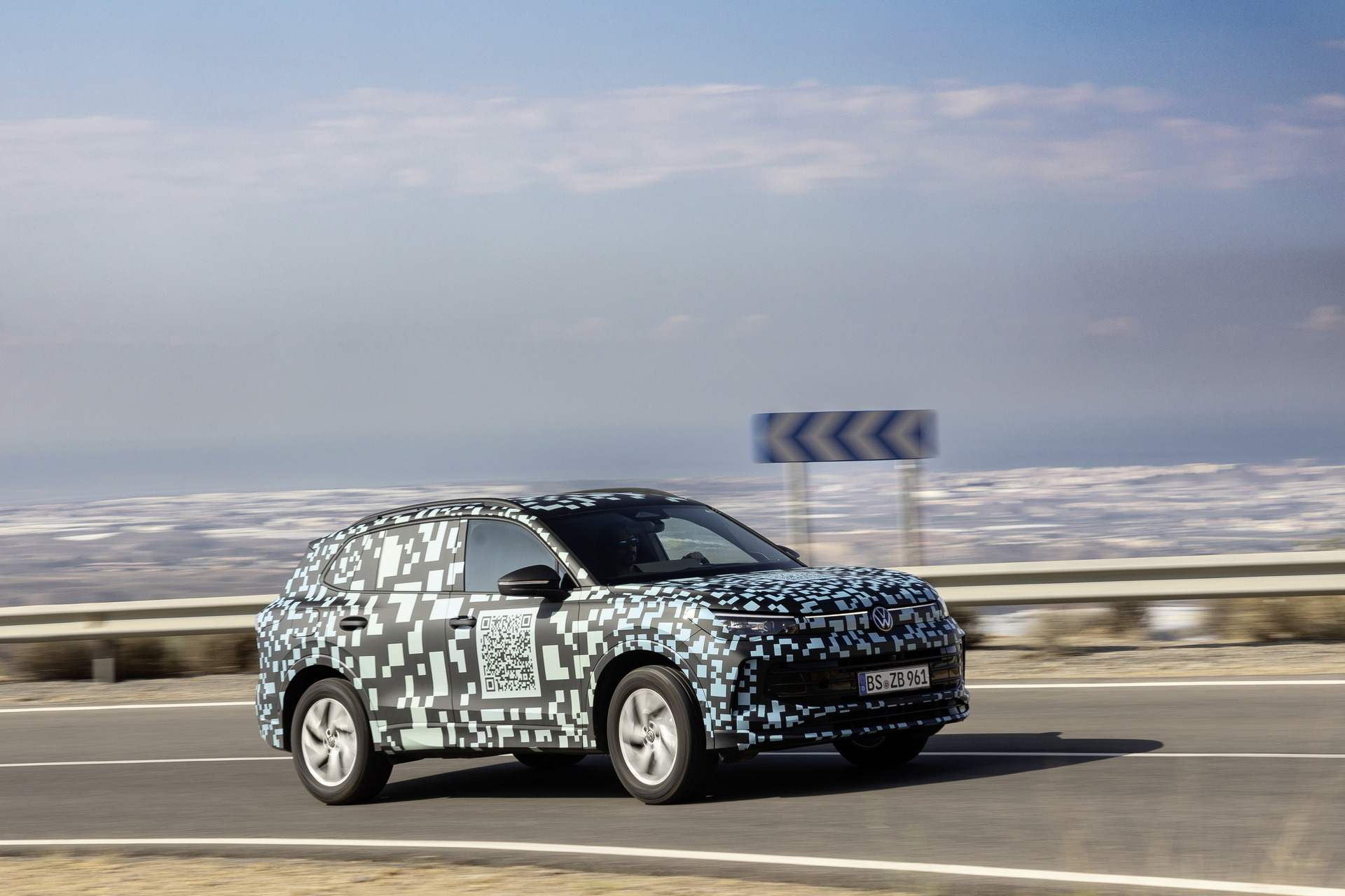VW Tiguan Official Teaser (24)