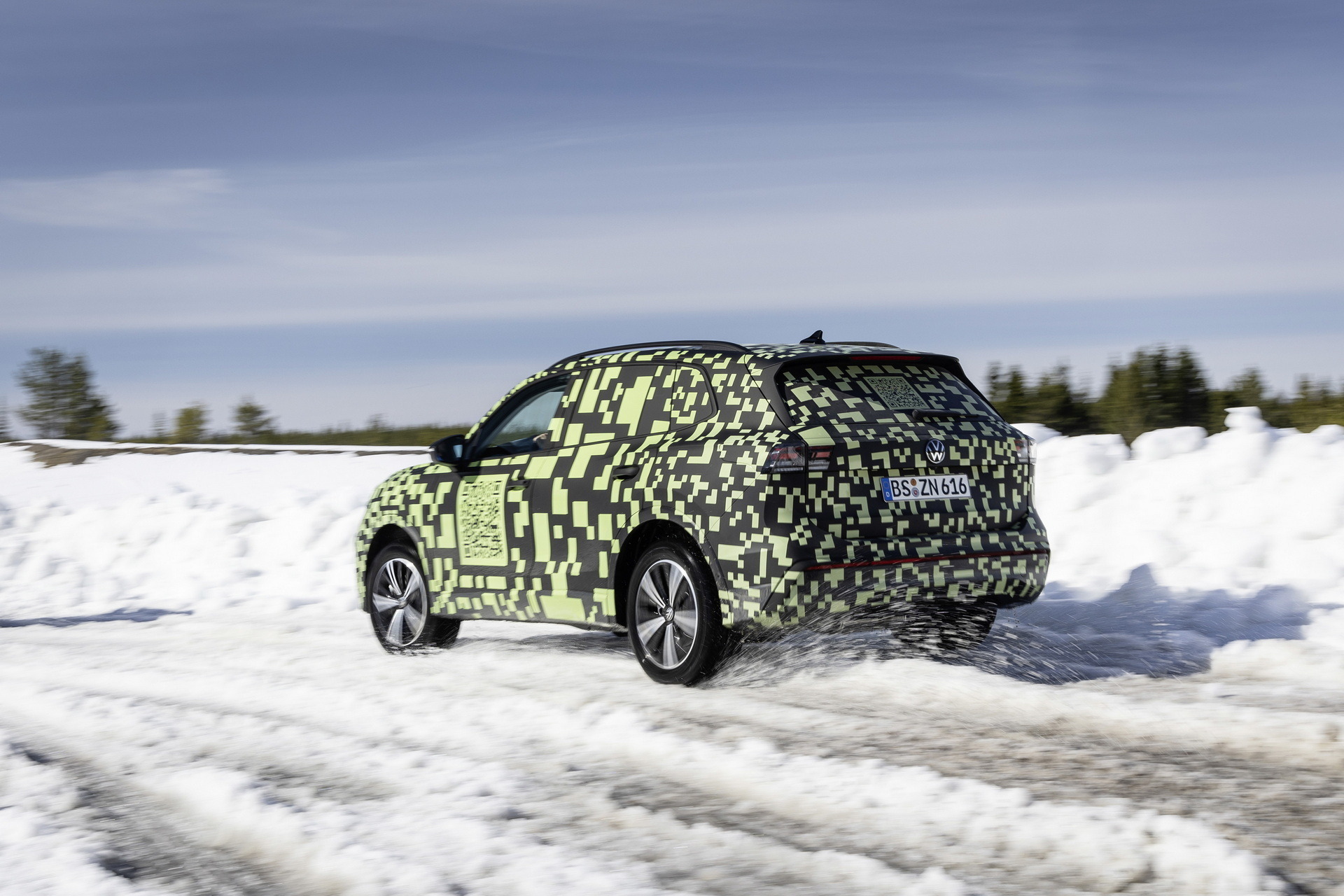 VW Tiguan Official Teaser (4)