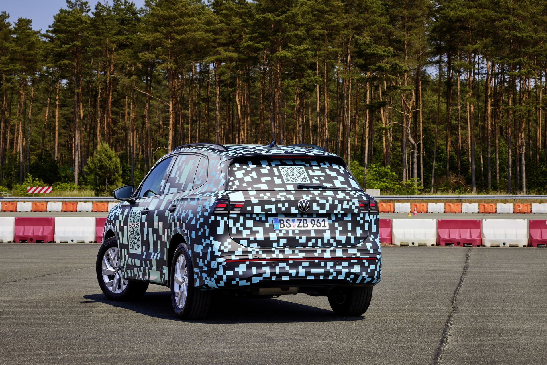 VW Tiguan Official Teaser (54)