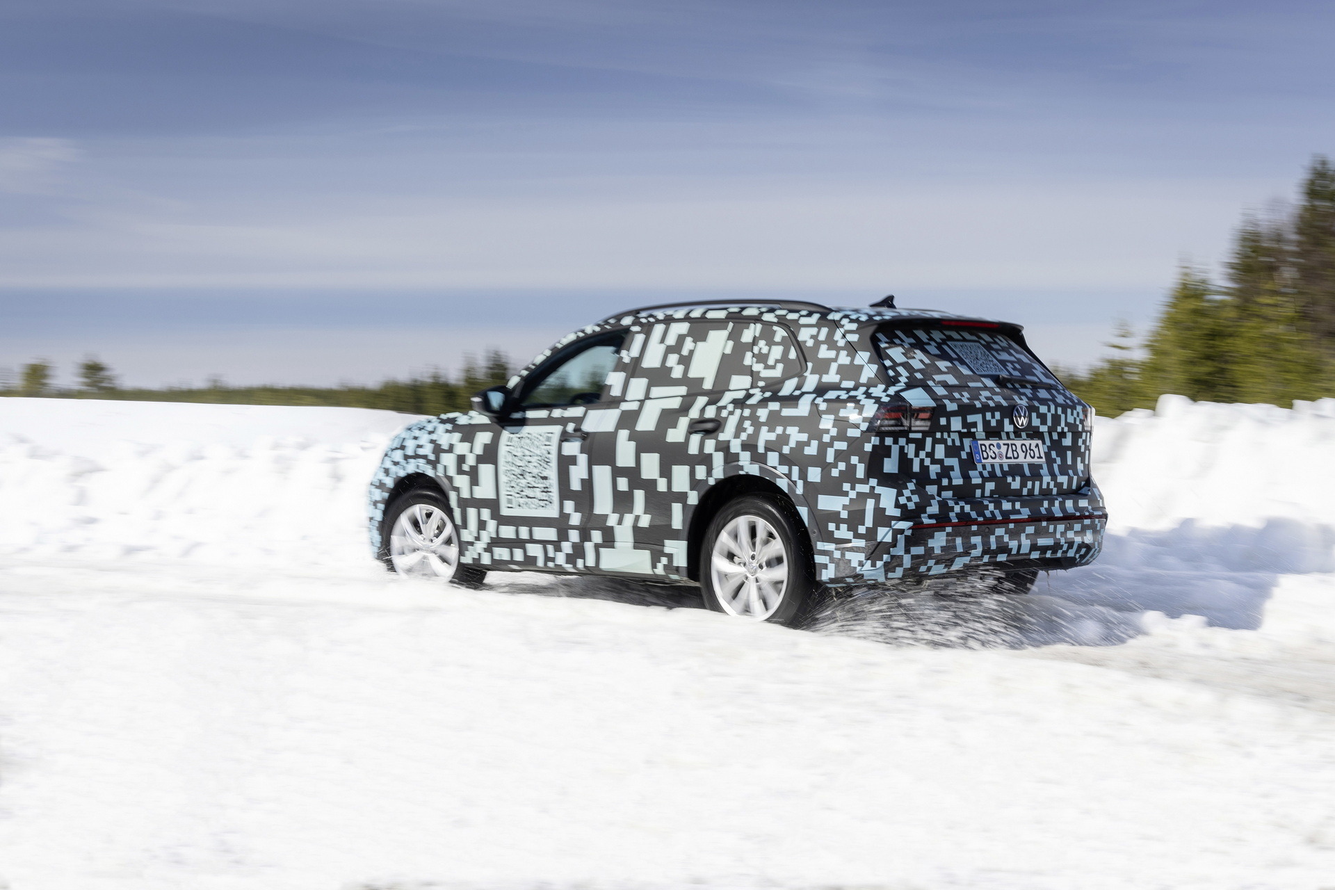 VW Tiguan Official Teaser (6)