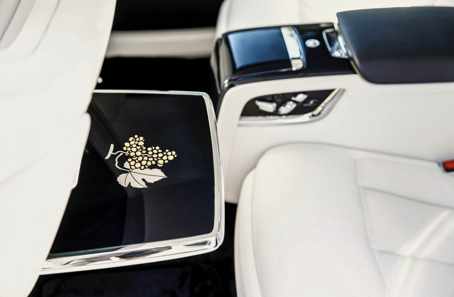 Rolls Royce Phantom Cinque Terre - 13