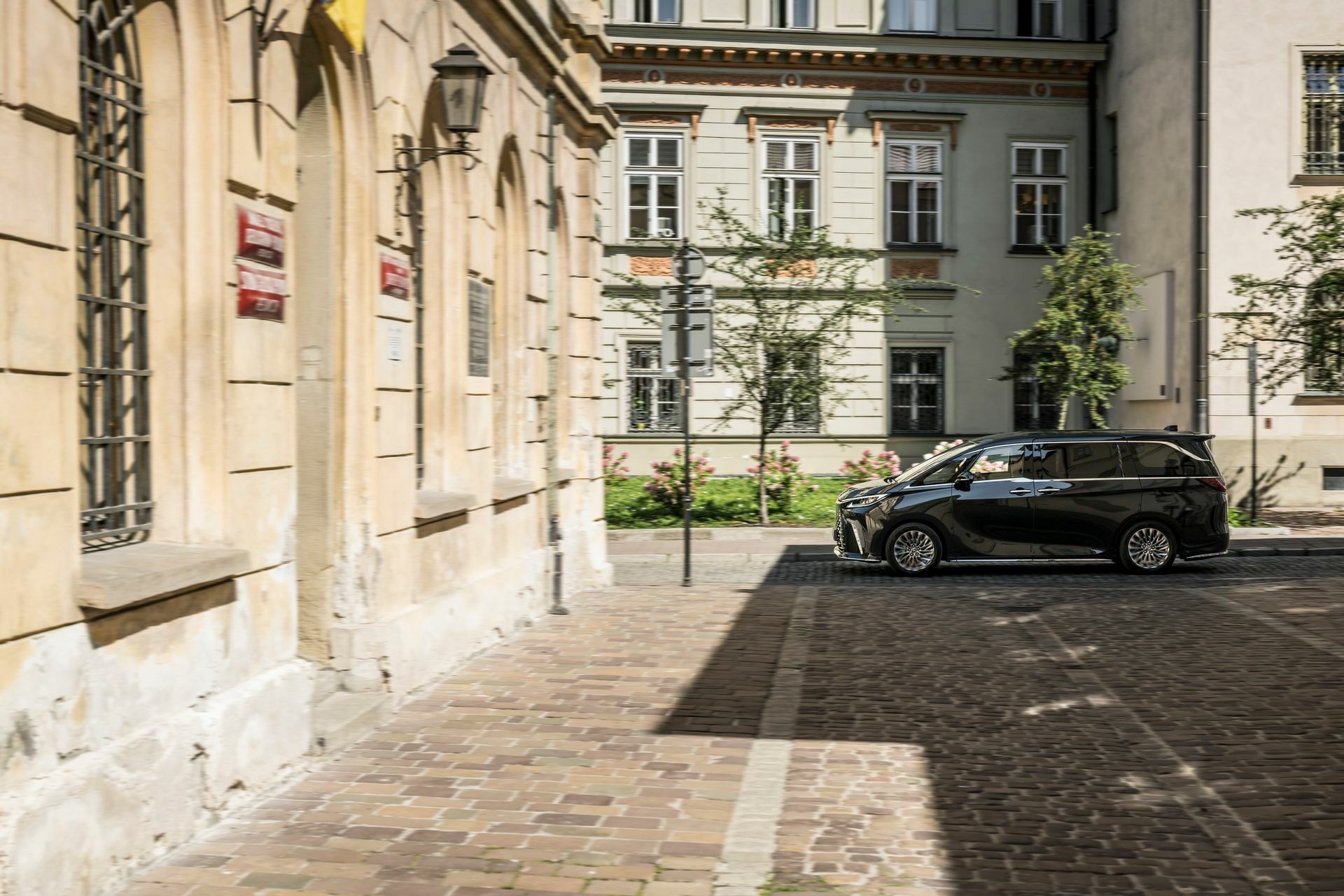 2024 Lexus LM - 102