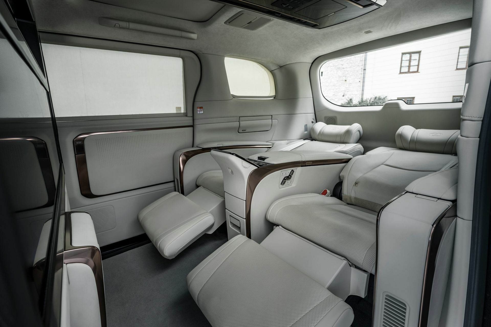 2024 Lexus LM - 105
