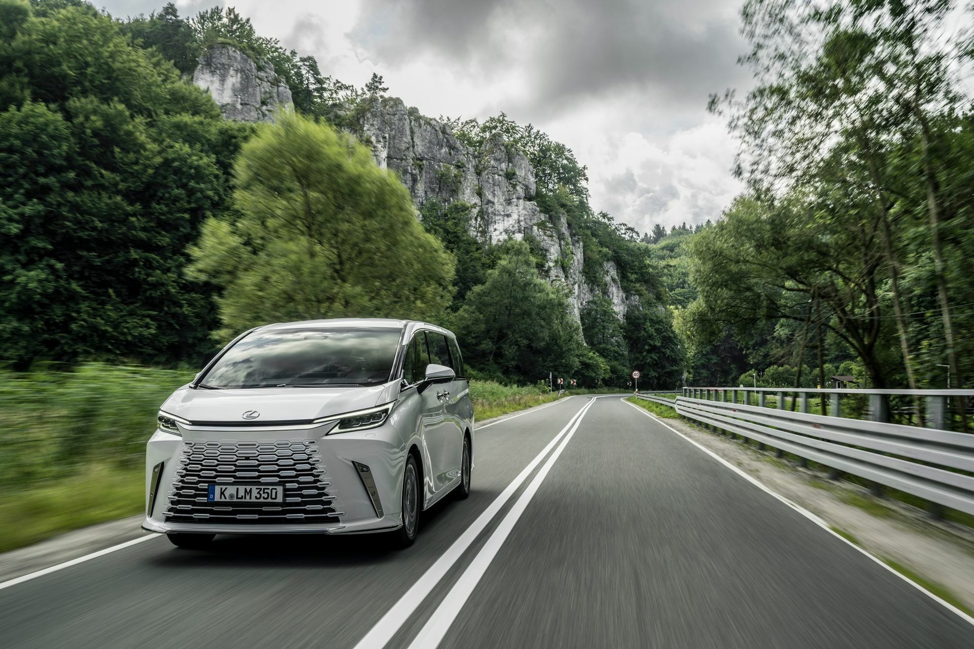 2024 Lexus LM - 40