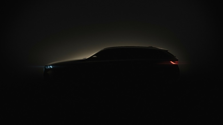 BMW 5-Series Touring Teaser (1)