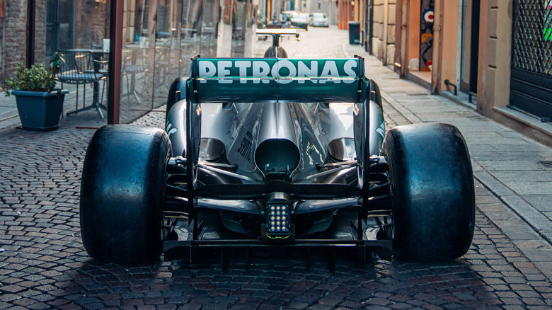 Lewis-Hamilton-Mercedes-F1-W04-5a