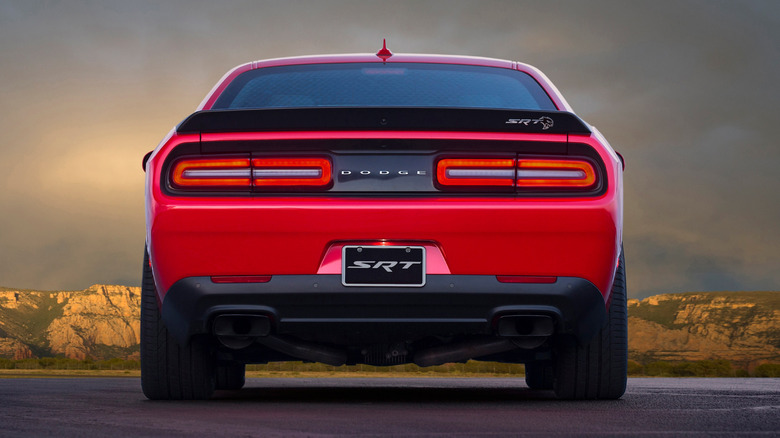 Dodge-Challenger-SRT-Hellcat-1