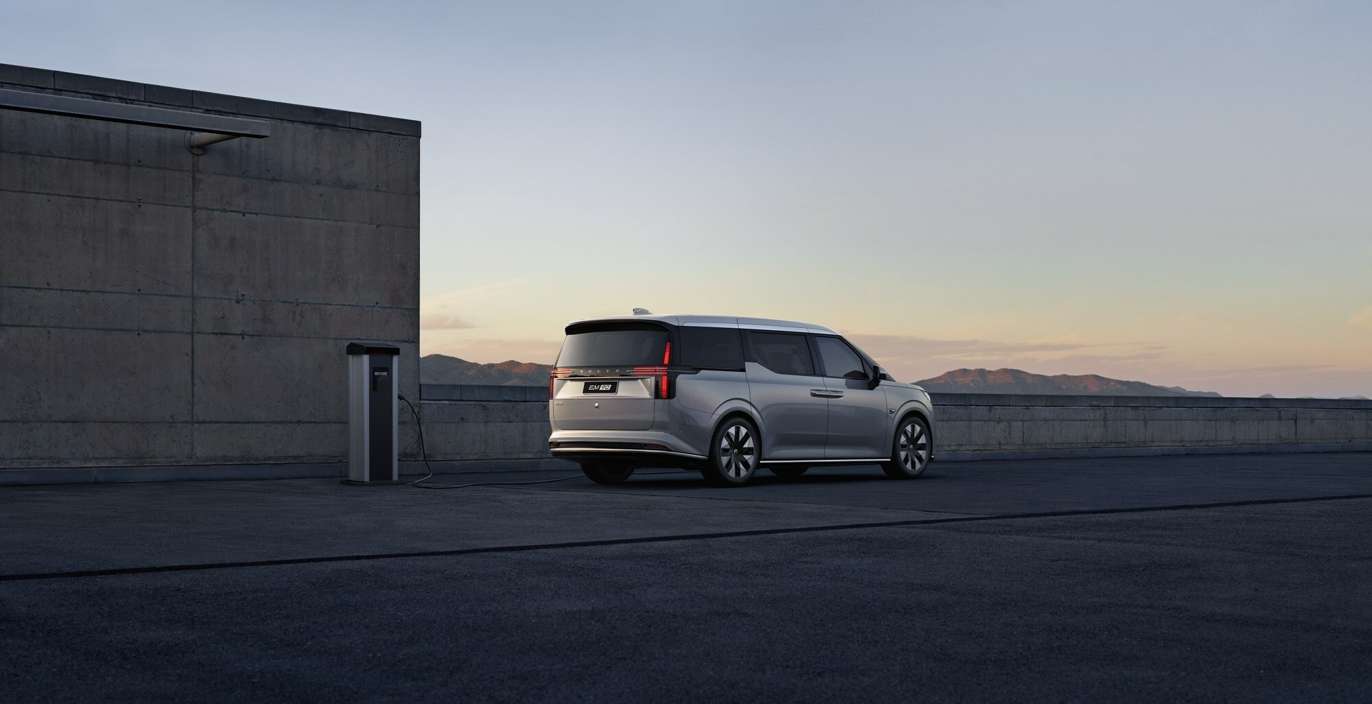 2025 Volvo EM90 100