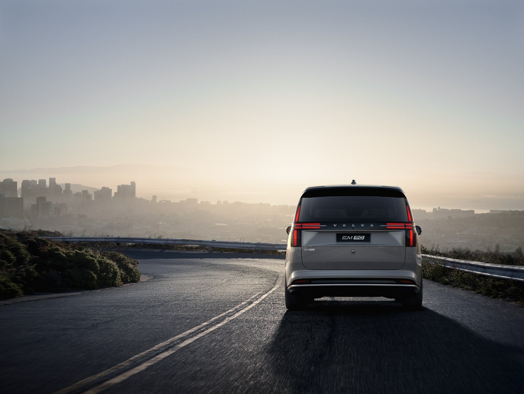 2025 Volvo EM90 102