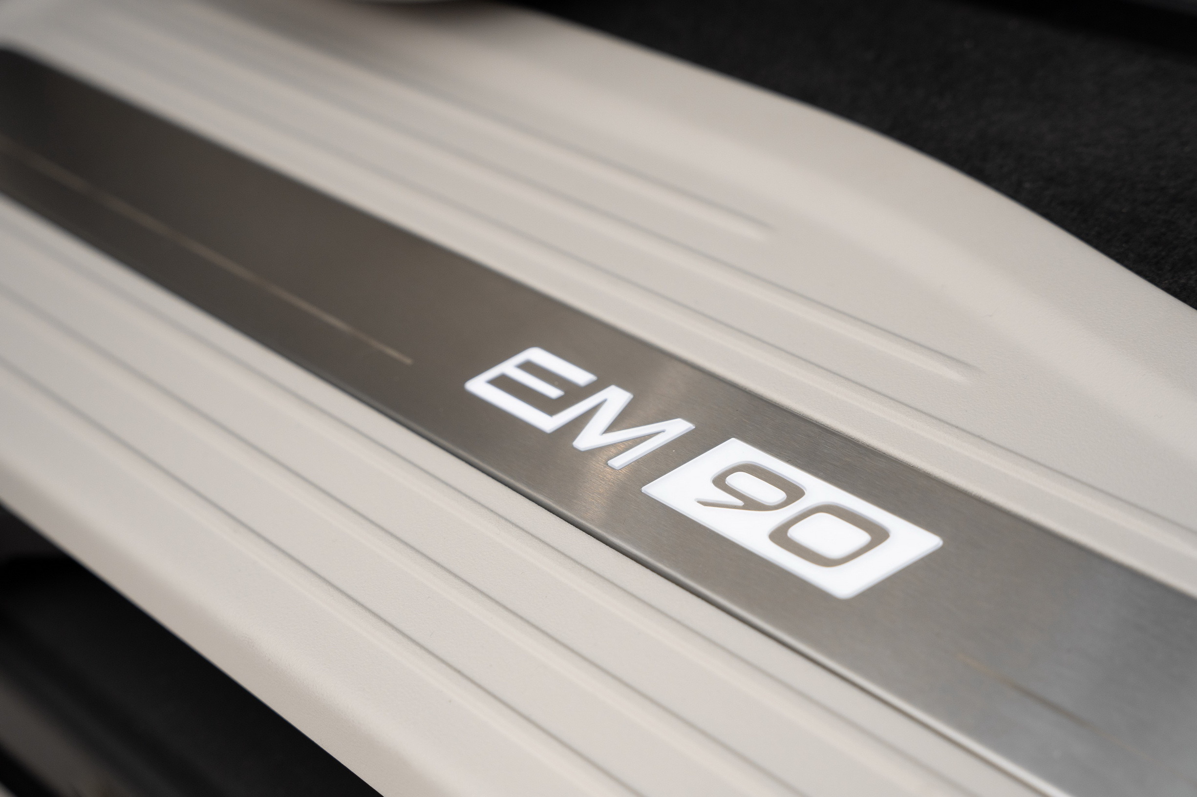 2025 Volvo EM90 112