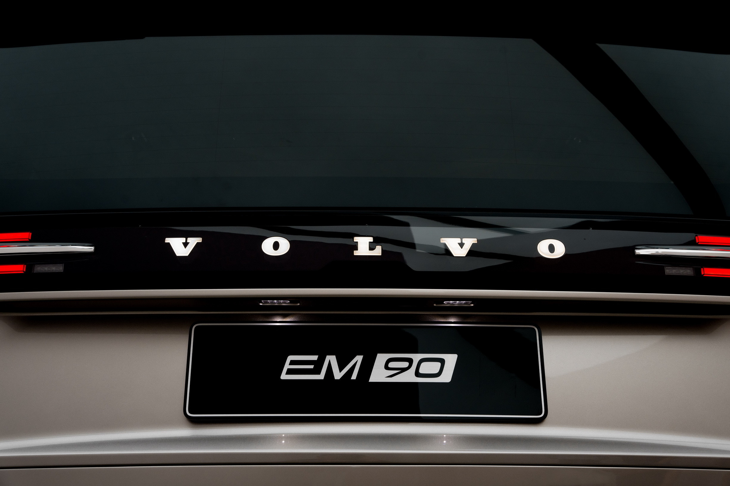 2025 Volvo EM90 113