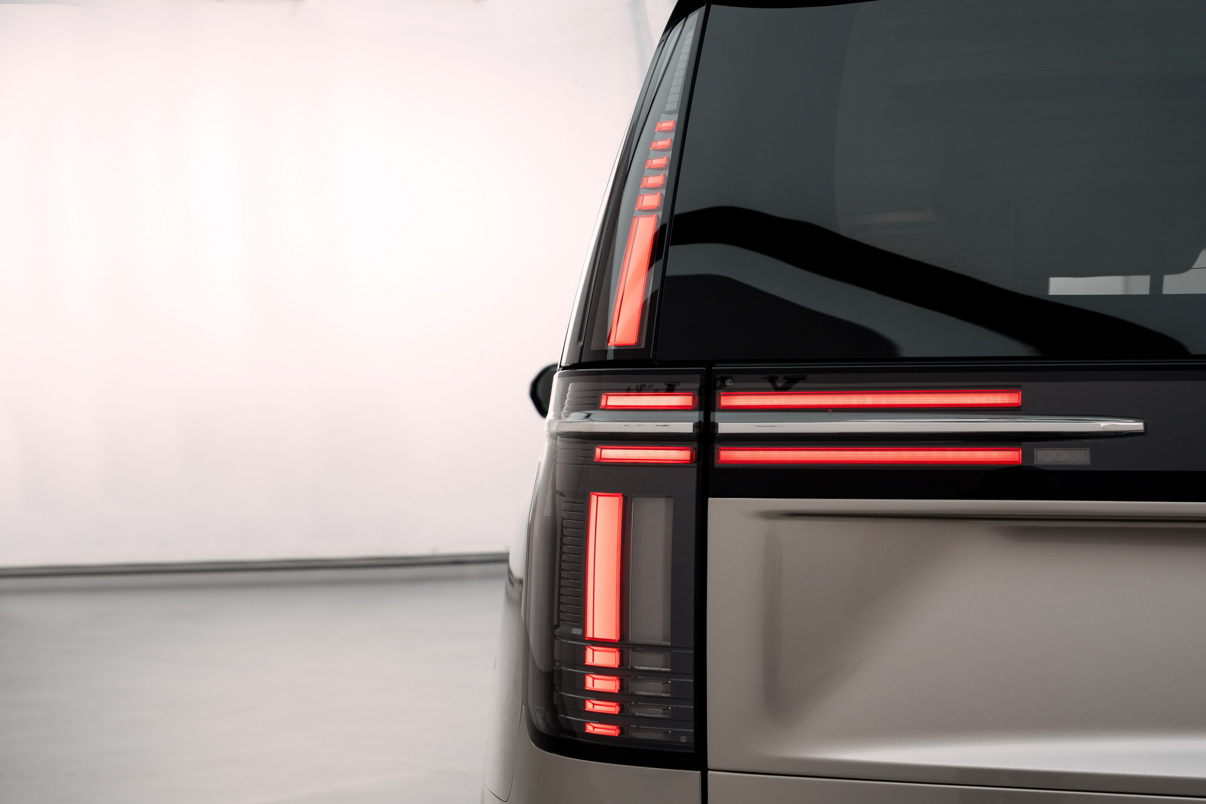 2025 Volvo EM90 114