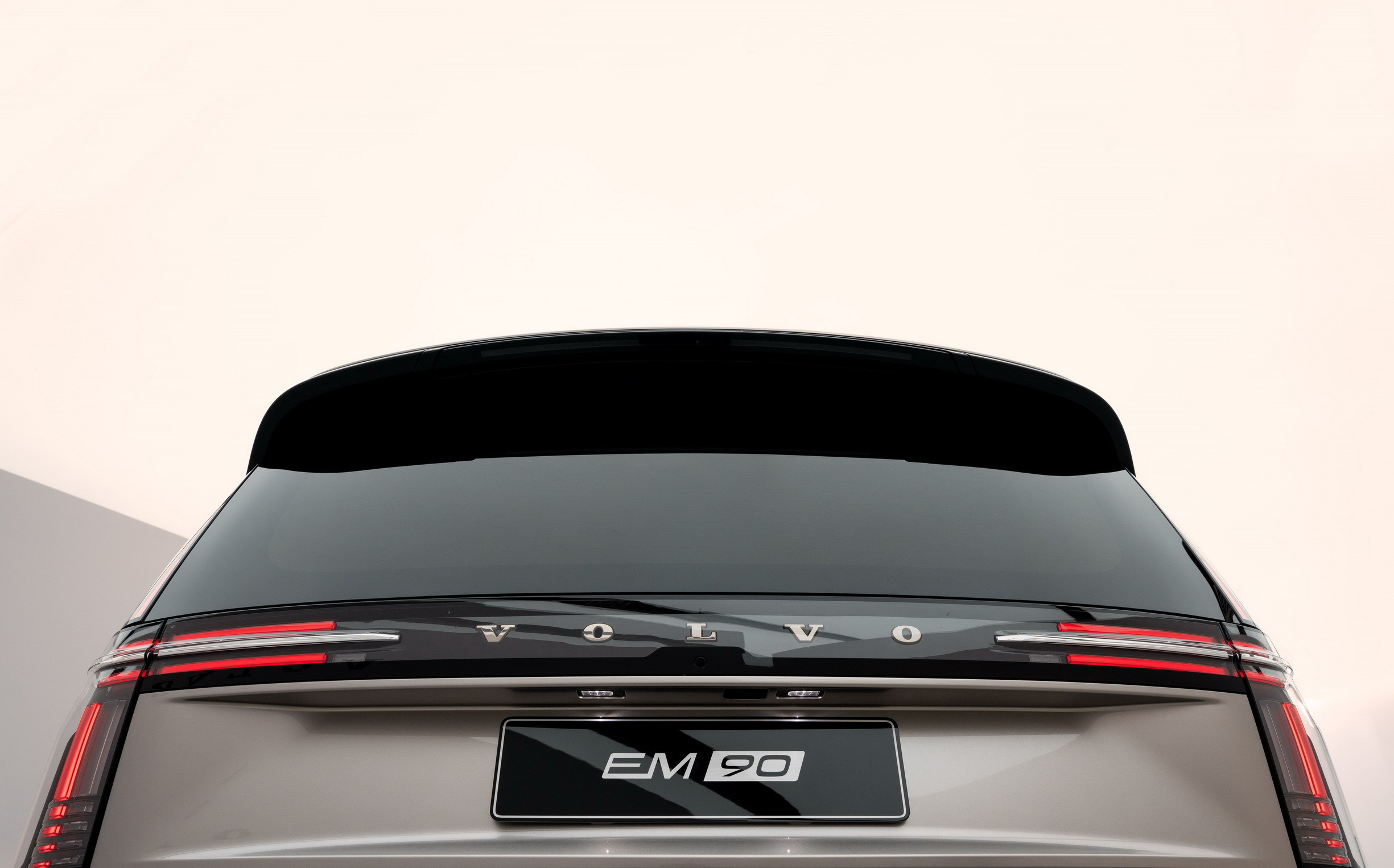 2025 Volvo EM90 115