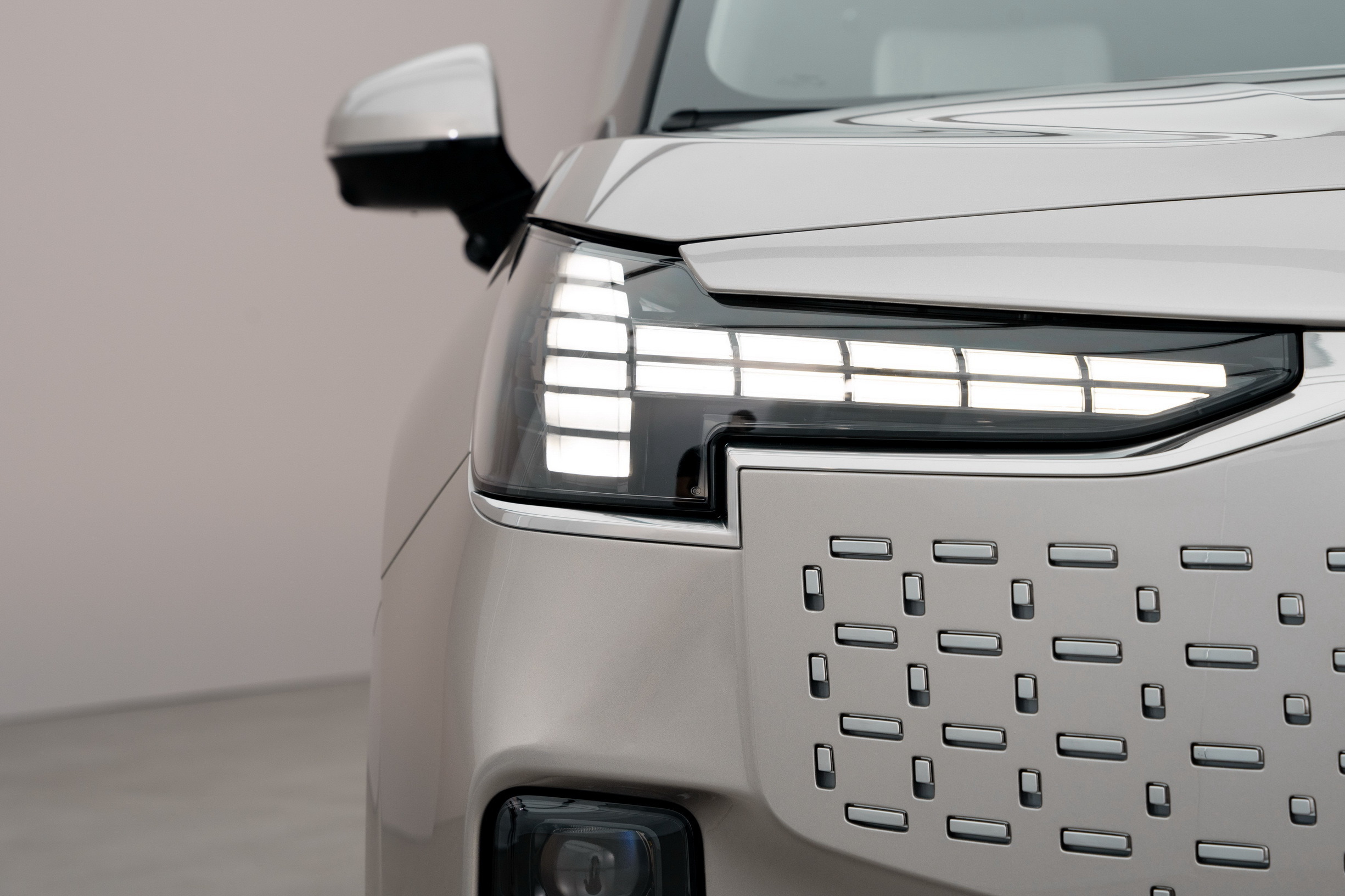 2025 Volvo EM90 117